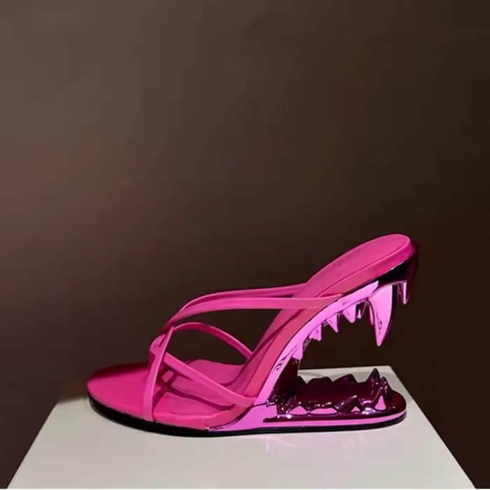 Talons hauts en métal avec crocs évidés
