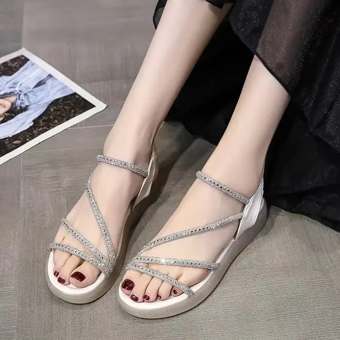 Sandales tendance pour femmes avec strass, nouvelle collection été 2024, style romain à talon plat et semelle épaisse, très tendance