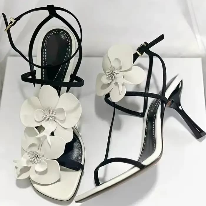 Sandales à talons élégantes avec décoration de fleurs blanches pour femmes