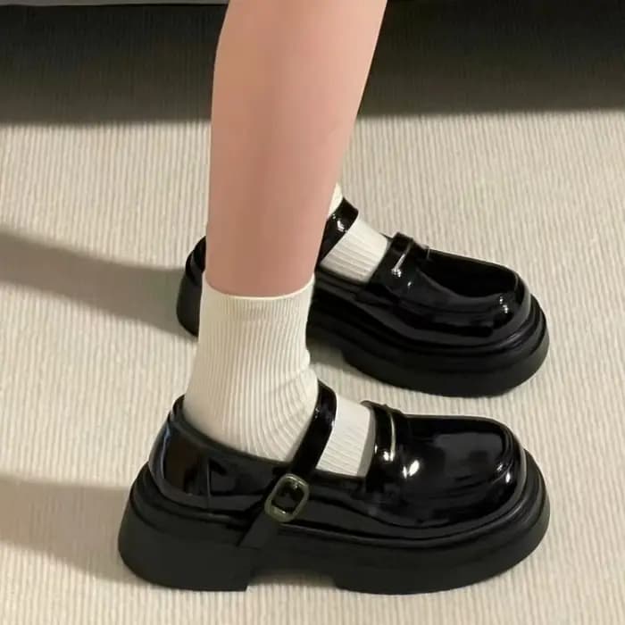 Chaussures en cuir à talons bas pour femmes