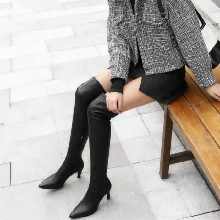 Bottines noires en cuir à bout pointu et talon aiguille pour femmes