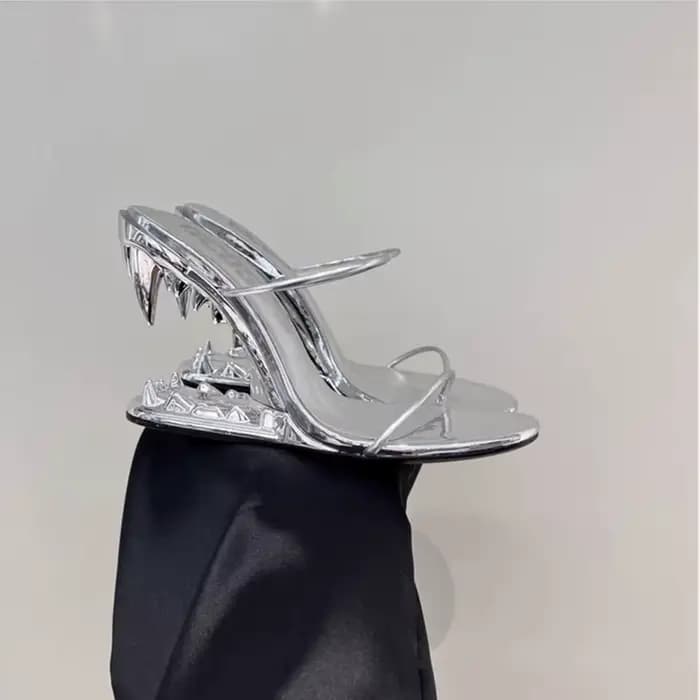 Talons hauts en métal avec crocs évidés
