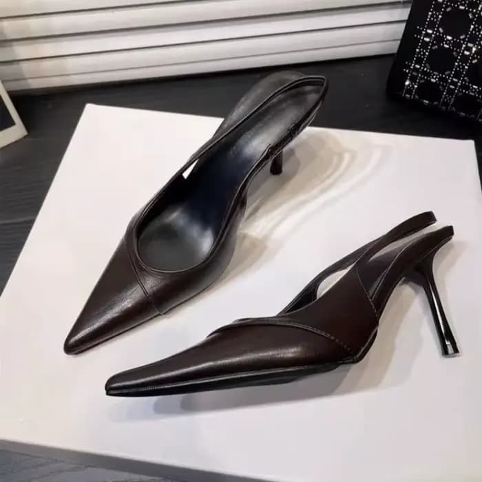 Sandales tendance de haute qualité. Chaussures à bout pointu et talon bas pour femmes