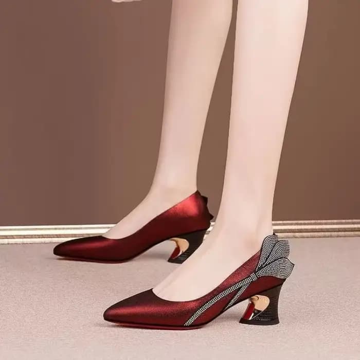 Escarpins à talon carré ornés de strass