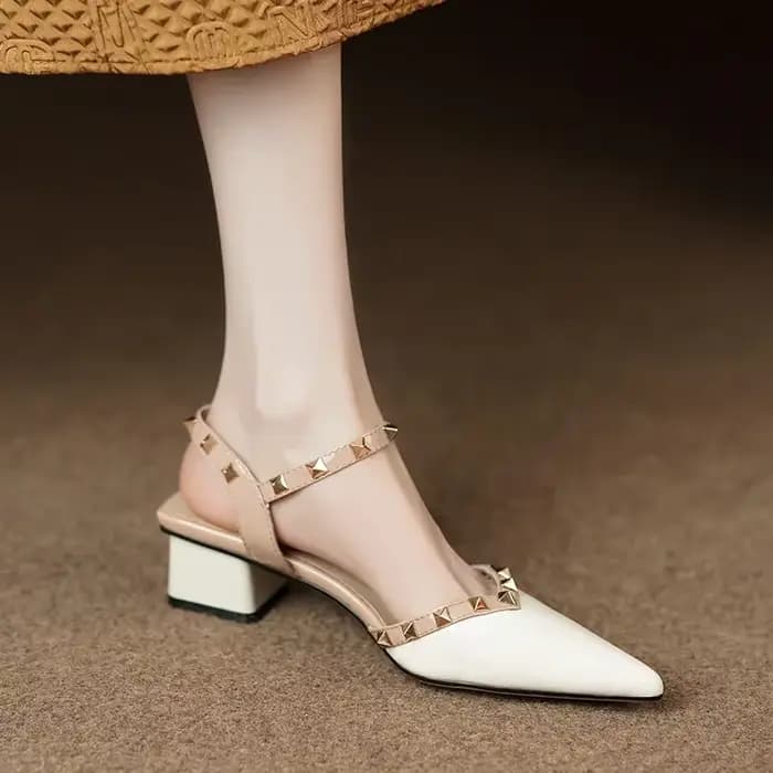 Nouvelles sandales décontractées à rivets pour femmes, style printemps-automne 2026, confortables, élégantes et résistantes à l'usure, à bout pointu