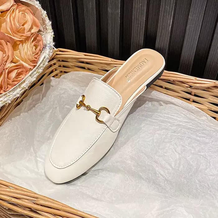 Sandales plates pour femmes avec détail mors de cheval
