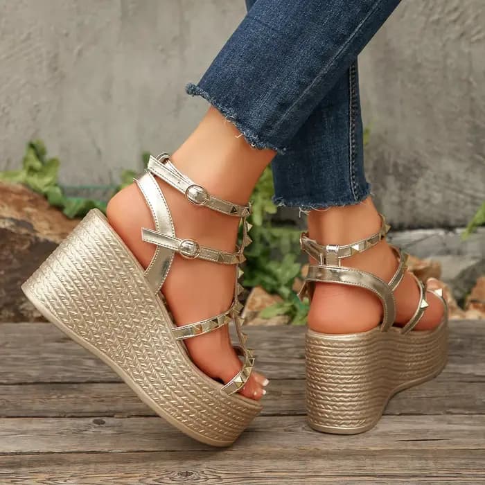 Sandales compensées pour femme, style romain, à rivets, antidérapantes, nouvelle collection été 2026, couleur unie, style punk, avec double boucle et bride de cheville