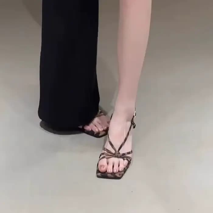 Sandales à talons compensés léopard