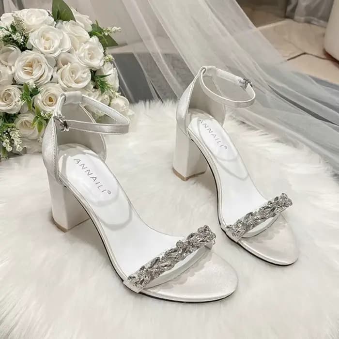 Nouvelles Sandales Blanches à Talons Hauts 2026 avec Strass et Talon Carré – Chaussures de Mariage et de Demoiselle d'Honneur