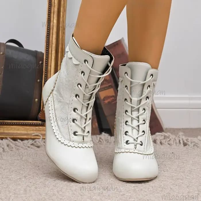 Bottines blanches à talons chaton pour femmes