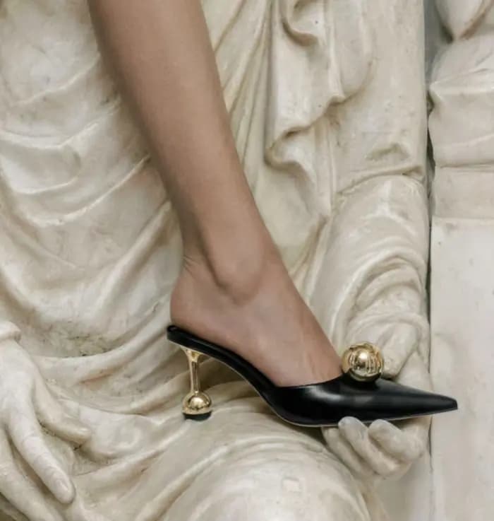 Sandales à talons métalliques brillantes et stylées avec accents de boules surdimensionnées
