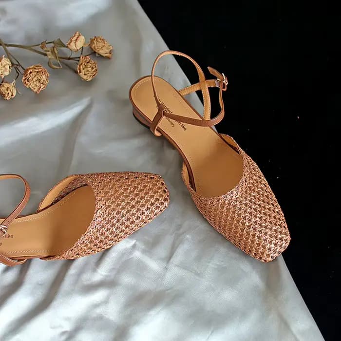 Sandales en cuir brodé style français