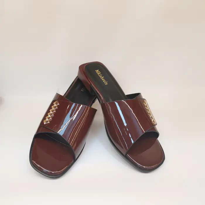 Sandales à talons bas et bout ouvert pour femmes, diapositives à enfiler en cuir PU avec détails en métal, chaussures de soirée Sexy d'été
