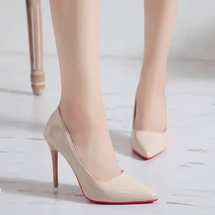 Escarpins blancs à bout pointu et talons hauts
