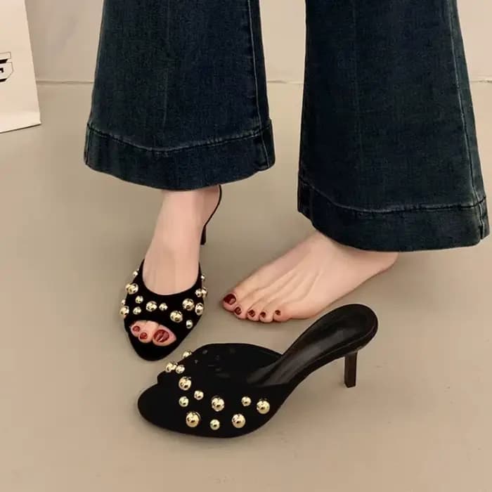 Mules cloutées à bout ouvert