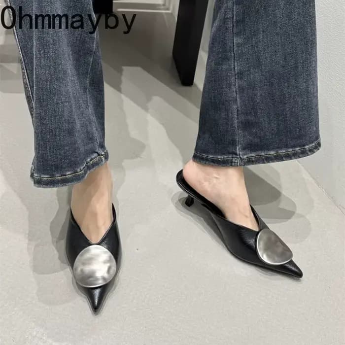Mules pour femmes avec décoration métallique