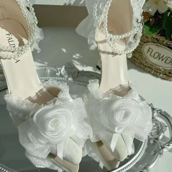 Chaussures de mariée blanches à talons hauts