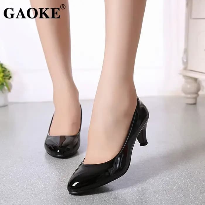 Nouvelles chaussures pour femmes sur talons élégant moyen haut talon dames bout pointu mode pompes pour femme bureau noir blanc rouge