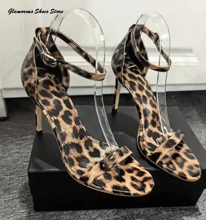 Sandales en cuir verni imprimé léopard pour femmes