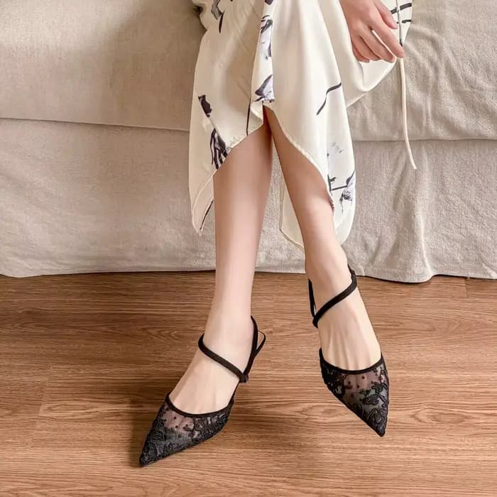 Chaussures à talons hauts noires en dentelle florale française