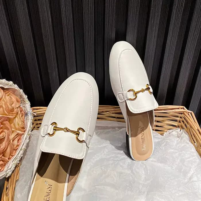 Sandales plates pour femmes avec détail mors de cheval