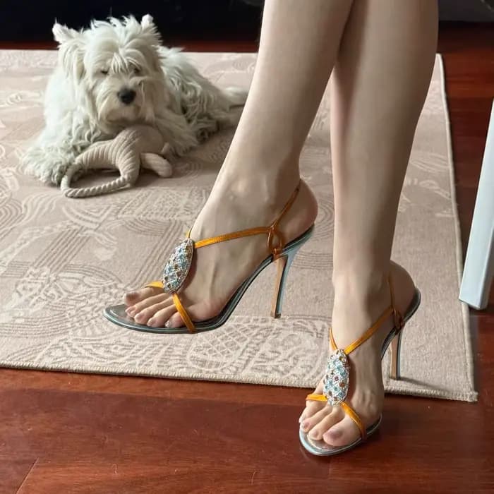 Nouvelles sandales d'été 2026 pour femme, en satin orange, décorées de strass, à talon aiguille, bout ouvert, avec bride de cheville, élégantes pour soirée et bal de promo