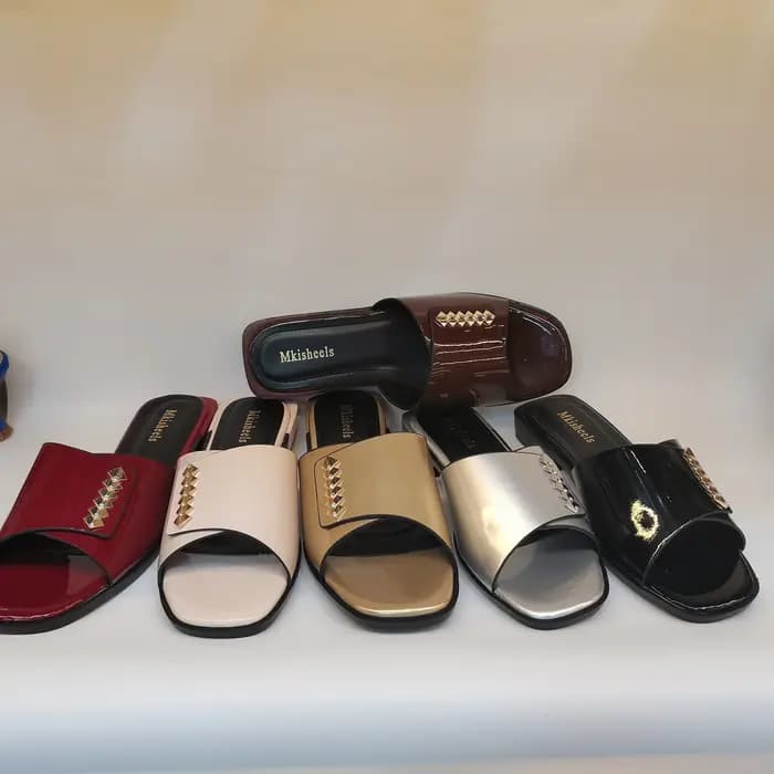 Sandales à talons bas et bout ouvert pour femmes, diapositives à enfiler en cuir PU avec détails en métal, chaussures de soirée Sexy d'été
