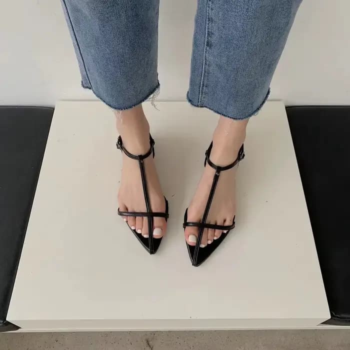 Sandales noires à bande étroite pour femmes