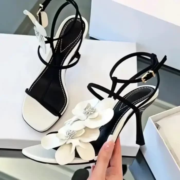Sandales à talons élégantes avec décoration de fleurs blanches pour femmes
