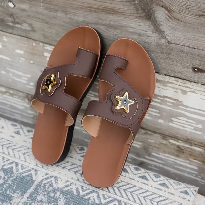 Sandales à la mode pour femmes avec détail d'étoile élégant, chaussures confortables à fond plat à enfiler, boucle décorative dorée, repose-pieds élégant