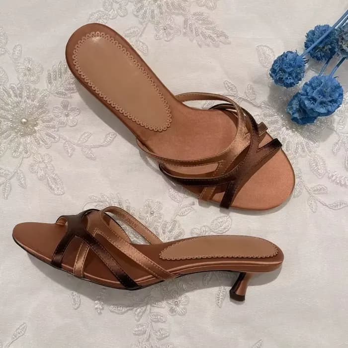 Sandales mules à talon chaton et bout carré en satin gris-vert à brides croisées pour femme – Élégance vintage