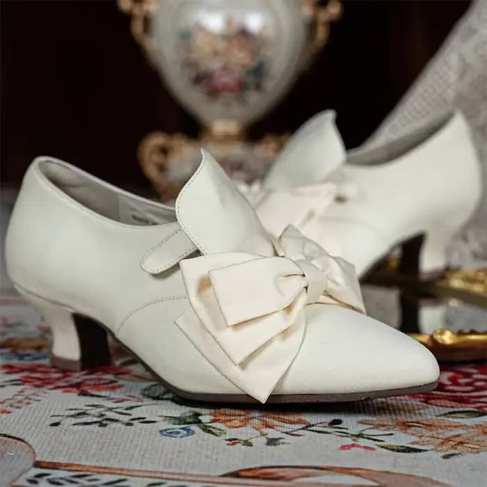 Nouvelles chaussures à talons mi-hauts en tissu sergé beige vintage faites à la main