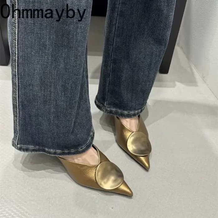 Mules pour femmes avec décoration métallique