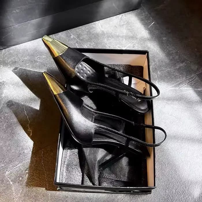 À la mode et rétro bout pointu à talons hauts nouvelles sandales