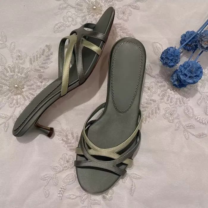 Sandales mules à talon chaton et bout carré en satin gris-vert à brides croisées pour femme – Élégance vintage