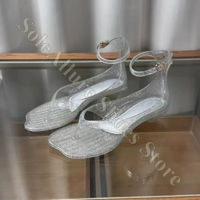 Sandales en gelée scintillantes avec boucle à la cheville, talon bloc bas, style tongs, antidérapantes pour les sorties à la plage et les événements estivaux