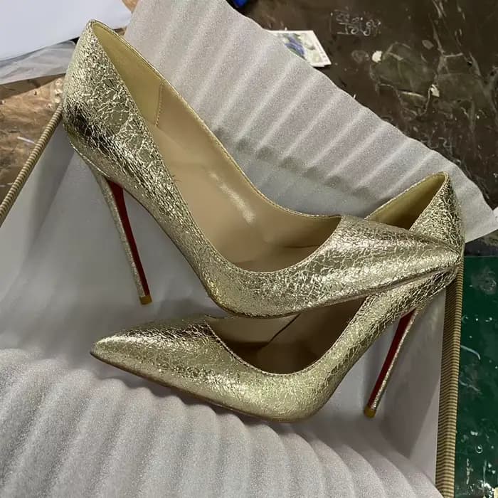 Chaussures à talons hauts craquelés dorés