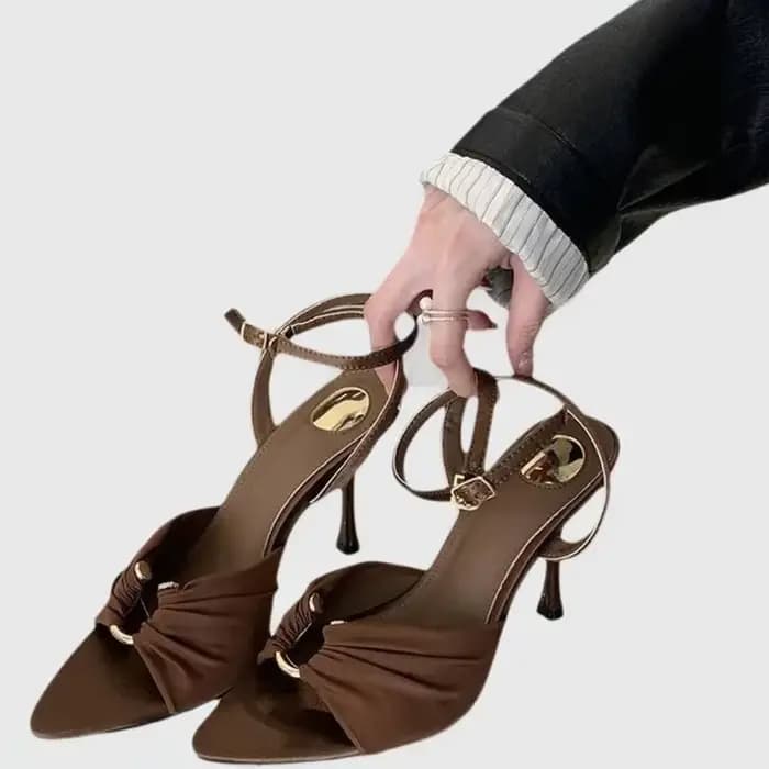 Talons aiguilles 2025 été nouveau bouton en métal plissé bout pointu