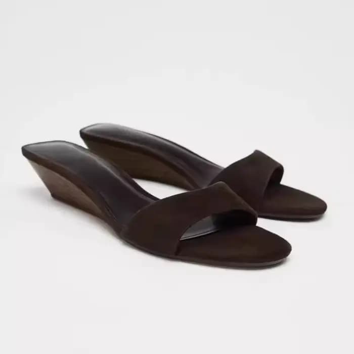 Talon incliné fond épais une pantoufles femmes 2025 nouvelles étriers tête ronde sandales à talons b