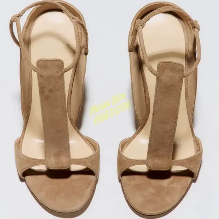 Sandales à bride en T en daim à bout ouvert, talon aiguille fin, style défilé, collection été 2026,