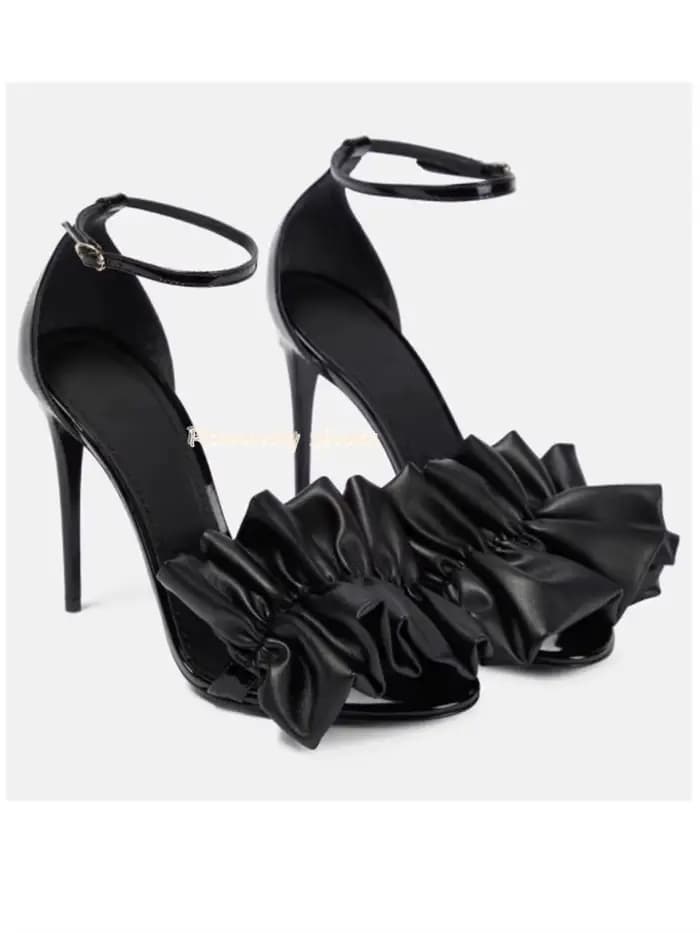 Sandales de luxe noires à talons hauts fins pour femme 2026, à bout ouvert, avec motif floral plissé