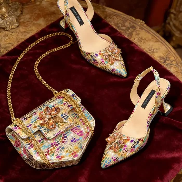 Chaussures à talons fins couleur or 2026, bout pointu, design cristal, pour femmes, avec sac assorti
