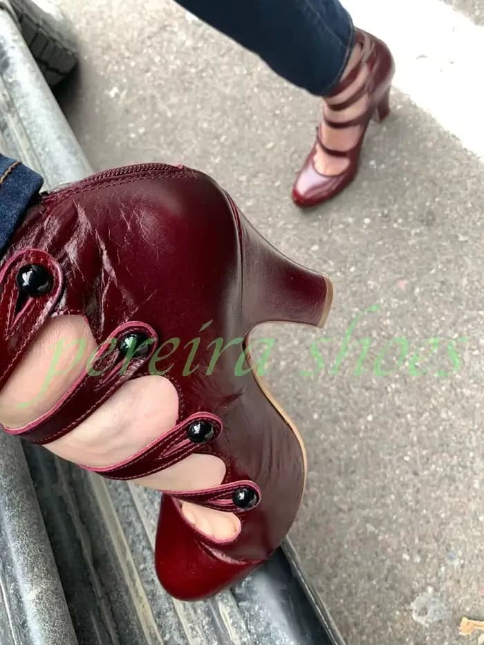 Escarpins Mary Jane pour femme en cuir verni rouge effet miroir, à talon épais, ajourés, avec bride