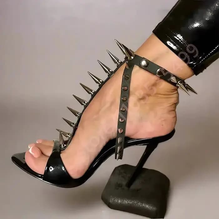 Rivet noir Sexy dames talons aiguilles 2025 été nouveau Ins Style fête défilé sandales rue mode déco