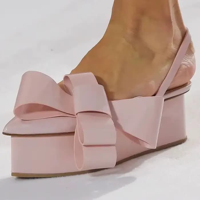 Sandales d'été rose poudré/noir en cuir verni à talon compensé, avec nœud surdimensionné, bout point