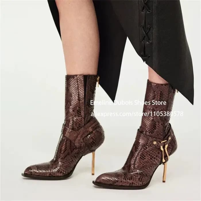 Bottines à talons hauts en cuir imprimé serpent, décorations métalliques dorées, talons aiguilles fi
