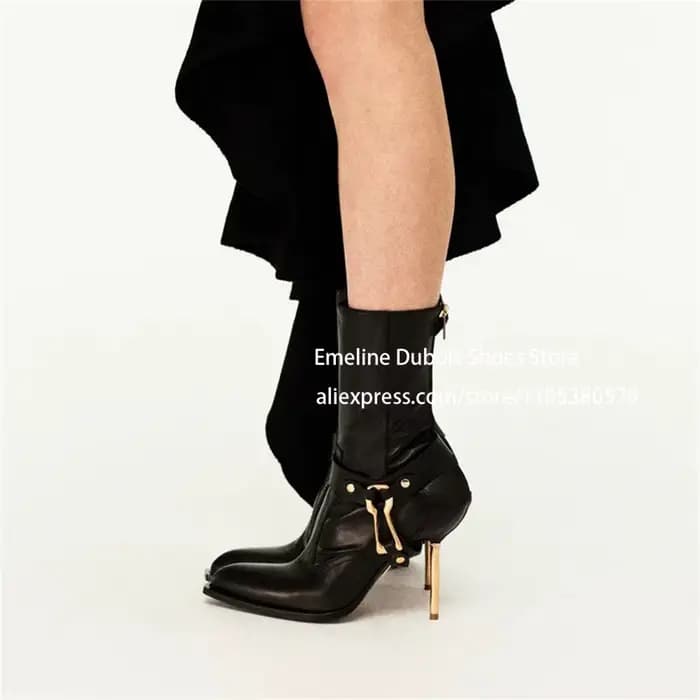Bottines à talons hauts en cuir imprimé serpent, décorations métalliques dorées, talons aiguilles fi