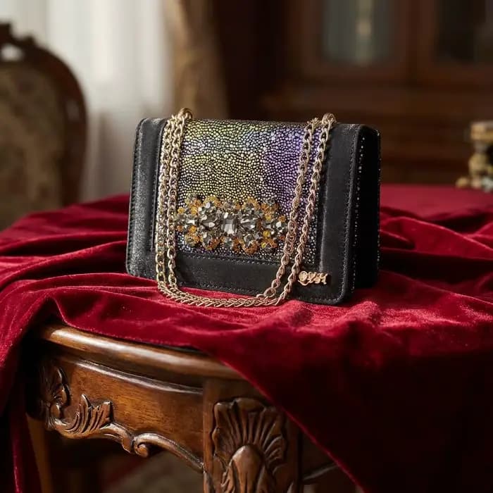 Ensemble de chaussures à talons hauts élégantes noires INS 2026 pour femmes et sac orné de strass -