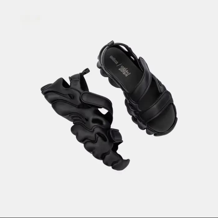 Sandales pour femmes 2025 nouvelles chaussures de plage d'été avec creux gâteau éponge romain fond é