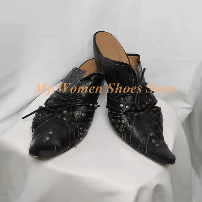 Mules à rivets et lanières, bout pointu sexy, en cuir noir mat, style défilé, collection Printemps-É